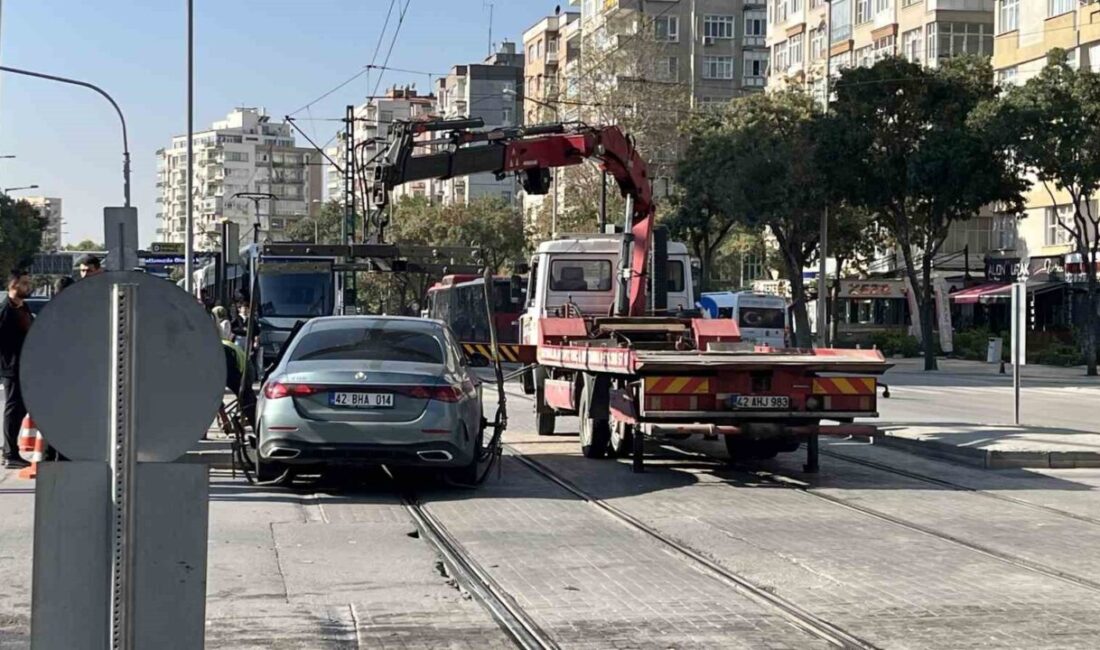 Konya’da meydana gelen bir kaza nedeniyle tramvay hattına giren ve