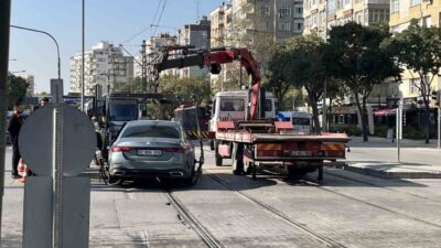 Konya’da meydana gelen bir kaza nedeniyle tramvay hattına giren ve