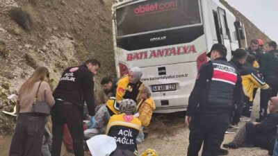 Antalya’nın Korkuteli ilçesinde meydana gelen bir trafik kazasında, yolcu taşıyan