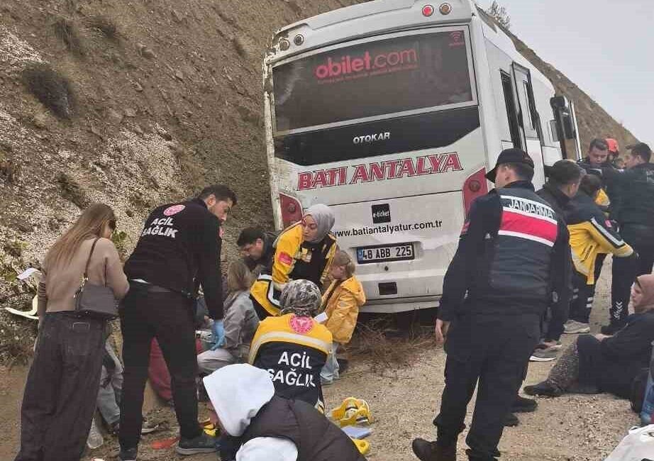 Antalya’nın Korkuteli ilçesinde meydana gelen bir trafik kazasında, yolcu taşıyan