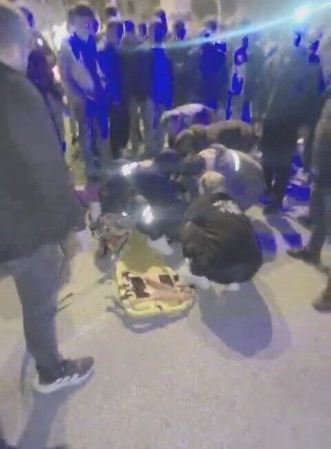 Elazığ’ın Kovancılar ilçesinde yolun karşısına geçmek isteyen genç, kamyonun çarpması
