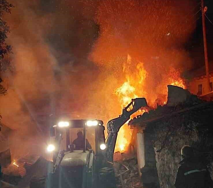Sivas’ın İmranlı ilçesinde, bir ev akşam saatlerinde çıkan yangın sonucu
