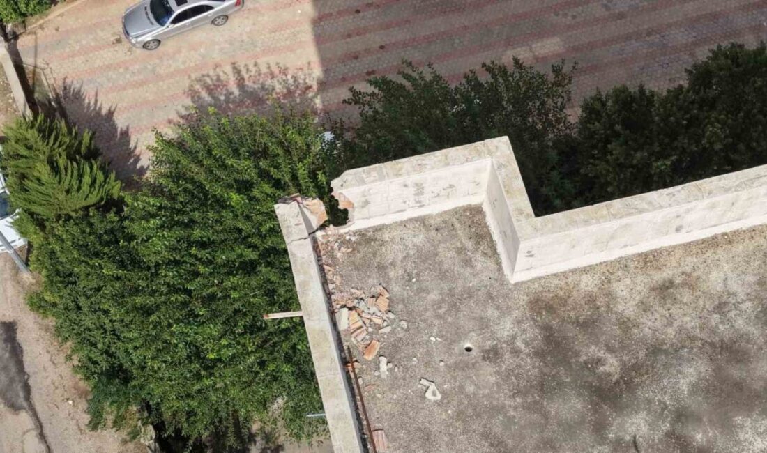 Kozan ilçesinde dün akşam meydana gelen şiddetli yağmur ve fırtına