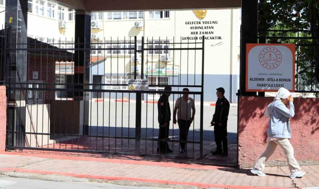Antalya’nın Muratpaşa ilçesinde, KPSS sınavının gerçekleştirildiği Aldemir Atilla Konuk Anadolu