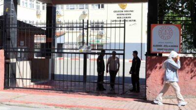 Antalya’nın Muratpaşa ilçesinde, KPSS sınavının gerçekleştirildiği Aldemir Atilla Konuk Anadolu