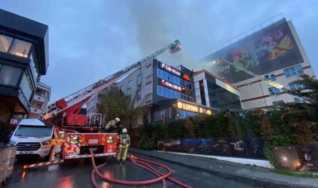 Küçükçekmece’de 4 katlı tekstil atölyesinin çatısında çıkan yangın, bitişikteki endüstriyel
