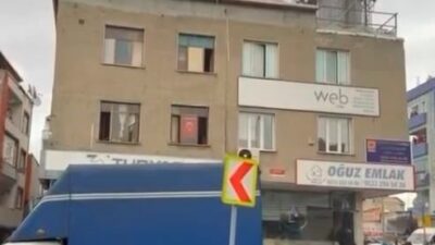 Küçükçekmece ilçesinde, bir binanın çatısında çıkan yangın korku dolu anların