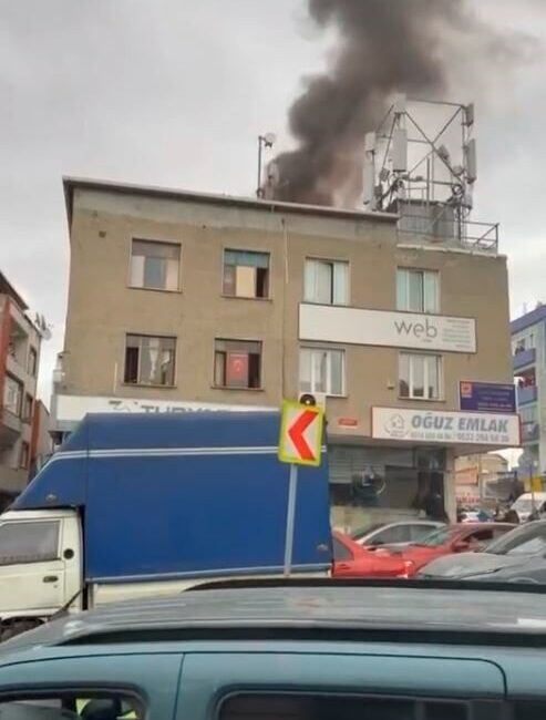 Küçükçekmece ilçesinde, bir binanın çatısında çıkan yangın korku dolu anların