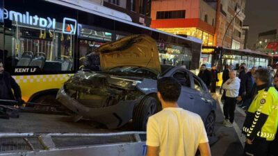 İstanbul Küçükçekmece’de otomobilin minibüse arkadan çarptığı kazada 2 kişi hafif