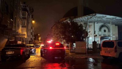 İstanbul Küçükçekmece’de şiddetli yağmur ve rüzgarın etkisiyle cami minaresindeki kurşun