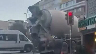 Küçükçekmece’de bir kamyon sürücüsü, yolda ilerlerken beton dökerek çevre kirliliğine