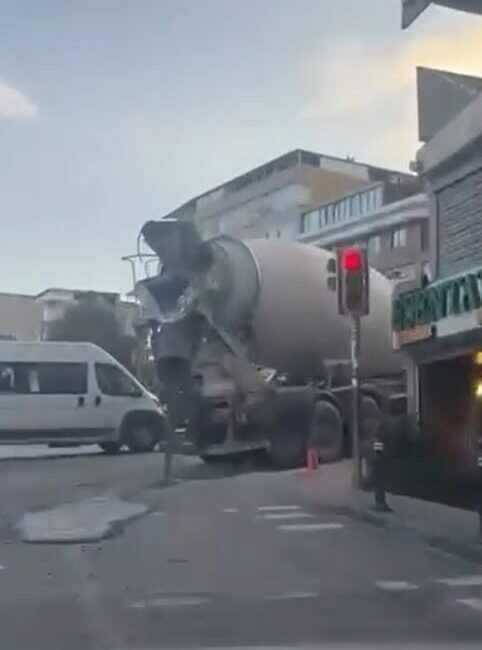 Küçükçekmece’de bir kamyon sürücüsü, yolda ilerlerken beton dökerek çevre kirliliğine