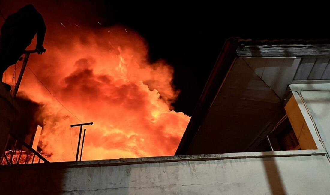 Manisa’nın Kula ilçesinde bir evde çıkan yangın sonucunda ev kullanılamaz