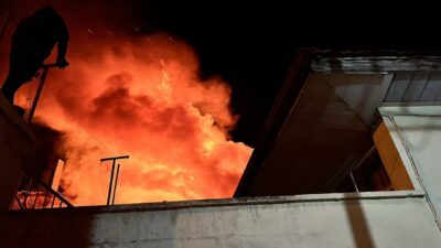 Manisa’nın Kula ilçesinde bir evde çıkan yangın sonucunda ev kullanılamaz