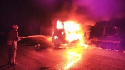 Kumlu ilçesinde meydana gelen araç yangını, itfaiye ekiplerinin zamanında müdahalesiyle