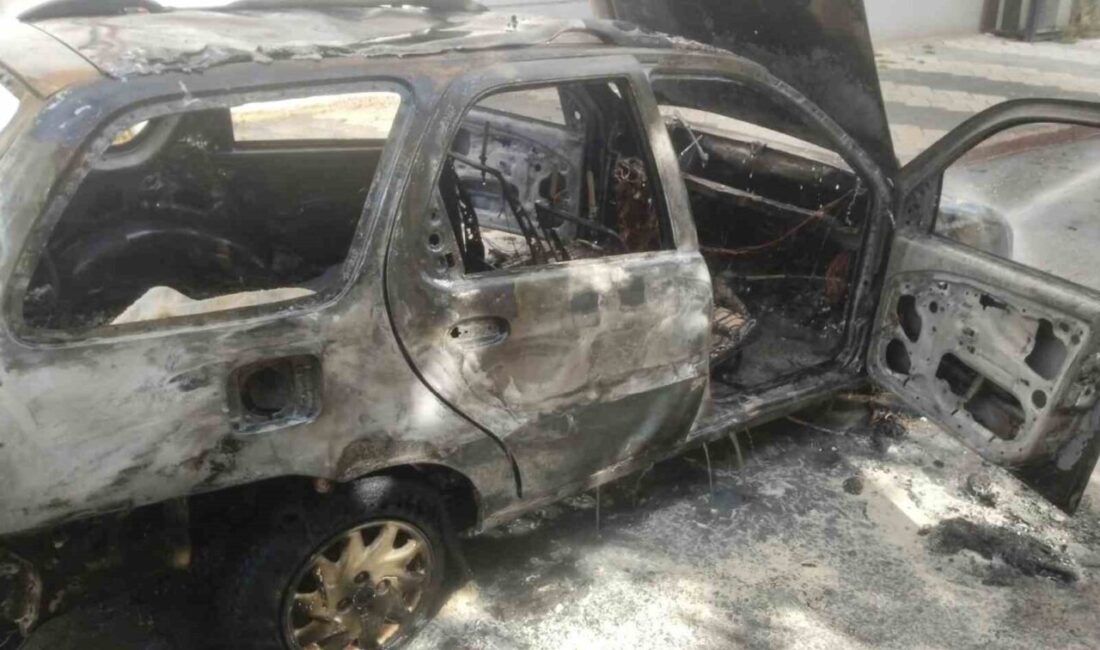 Eskişehir’de, iddiaya göre kundaklanan bir otomobil tamamen küle dönüşürken, durumla