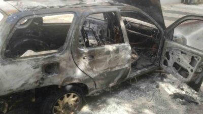 Eskişehir’de, iddiaya göre kundaklanan bir otomobil tamamen küle dönüşürken, durumla