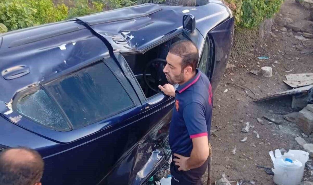 Siirt’in Kurtalan ilçesinde, bir evin bahçesine düşen bir otomobilde meydana