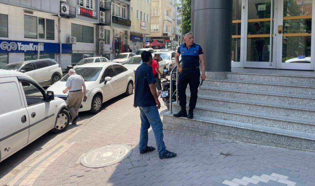 Bilecik’te bir olay yaşandı. Bir bankanın önüne park eden ve