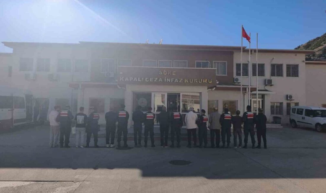Kuşadası’nda Jandarma ekipleri, farklı suçlardan aranan 11 hükümlünün yakalanması için