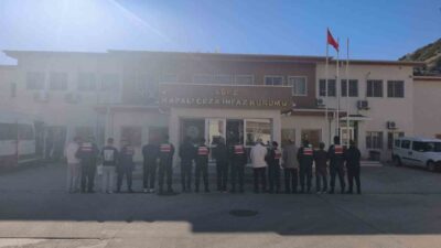 Kuşadası’nda Jandarma ekipleri, farklı suçlardan aranan 11 hükümlünün yakalanması için