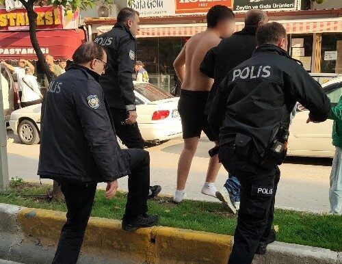 Aydın’ın Kuşadası ilçesinde elinde bıçaklarla cadde üzerinde koşan ve iddiaya