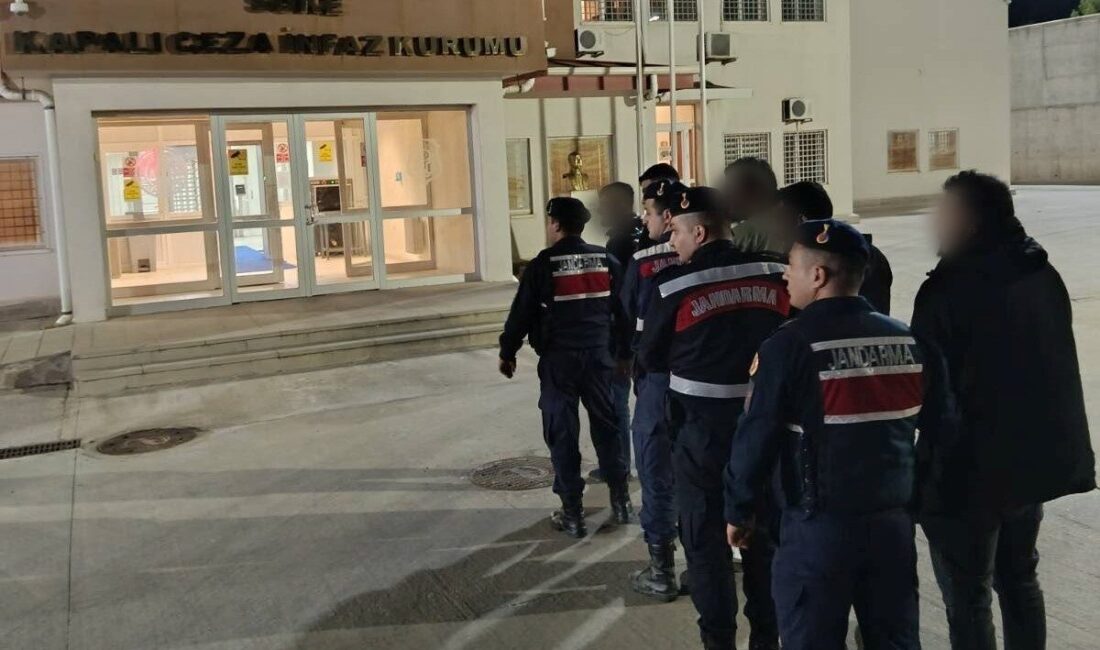 Aydın’ın Kuşadası ilçesinde jandarma ekiplerince durdurulan minibüste 20 düzensiz göçmen