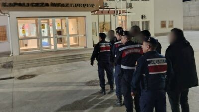 Aydın’ın Kuşadası ilçesinde jandarma ekiplerince durdurulan minibüste 20 düzensiz göçmen