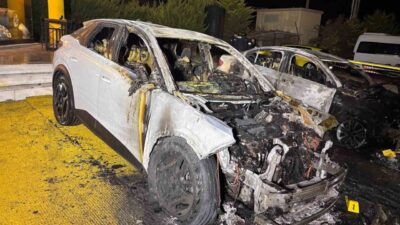 Kuşadası ilçesindeki bir oto galerinin önünde park halinde bulunan 2