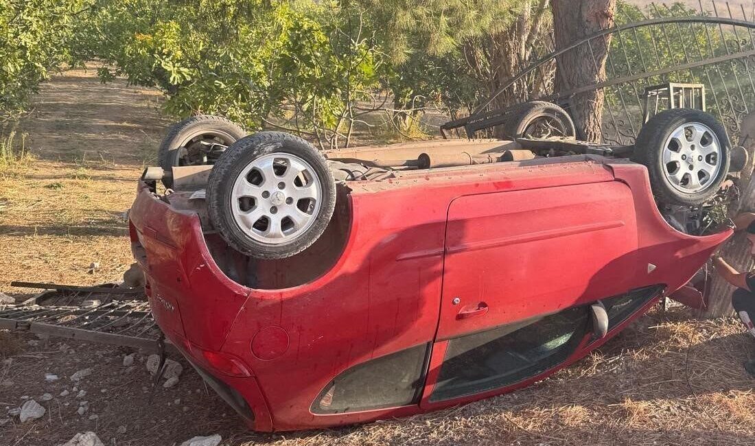 Kuşadası ilçesinde bir otomobilin kontrolünden çıkması sonucu meydana gelen trafik