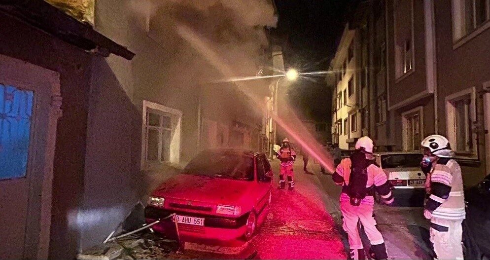 Kütahya’da Bahçelievler Mahallesi’nde bulunan bir 3 katlı binada meydana gelen