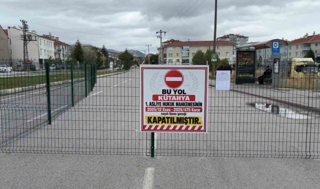 Kütahya’nın Yunusemre Caddesi üzerindeki yoğun araç trafiği nedeniyle mahkeme kararıyla