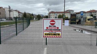 Kütahya’nın Yunusemre Caddesi üzerindeki yoğun araç trafiği nedeniyle mahkeme kararıyla
