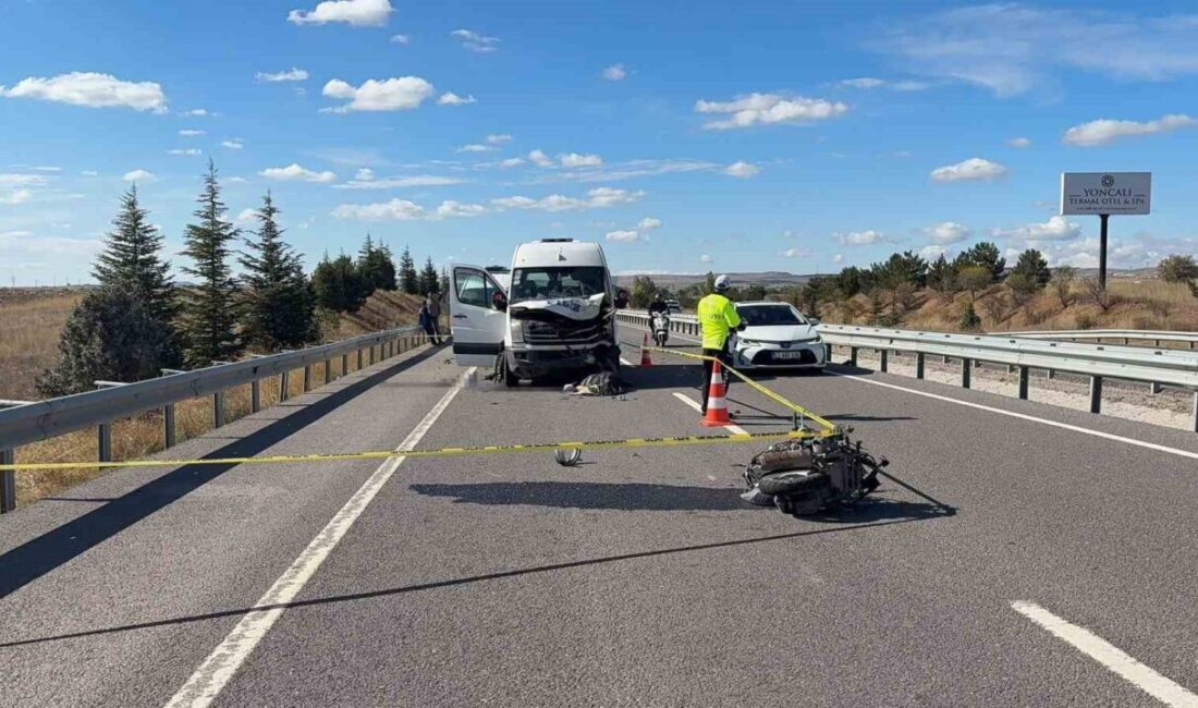 Kütahya’da bir yolcu minibüsü ile çarpışan motosikletin 23 yaşındaki sürücüsü,