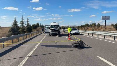 Kütahya’da bir yolcu minibüsü ile çarpışan motosikletin 23 yaşındaki sürücüsü,