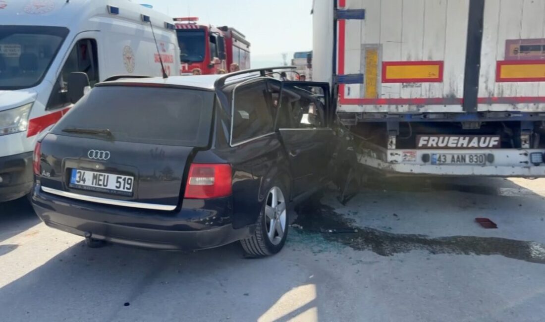 Kütahya’da seyir halindeki otomobilin park halindeki tırın dorsesine çarpması sonucu
