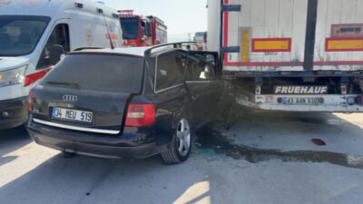 Kütahya’da seyir halindeki otomobilin park halindeki tırın dorsesine çarpması sonucu