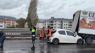Kütahya’da meydana gelen zincirleme trafik kazasında bir kişi yaralandı. Otomobil