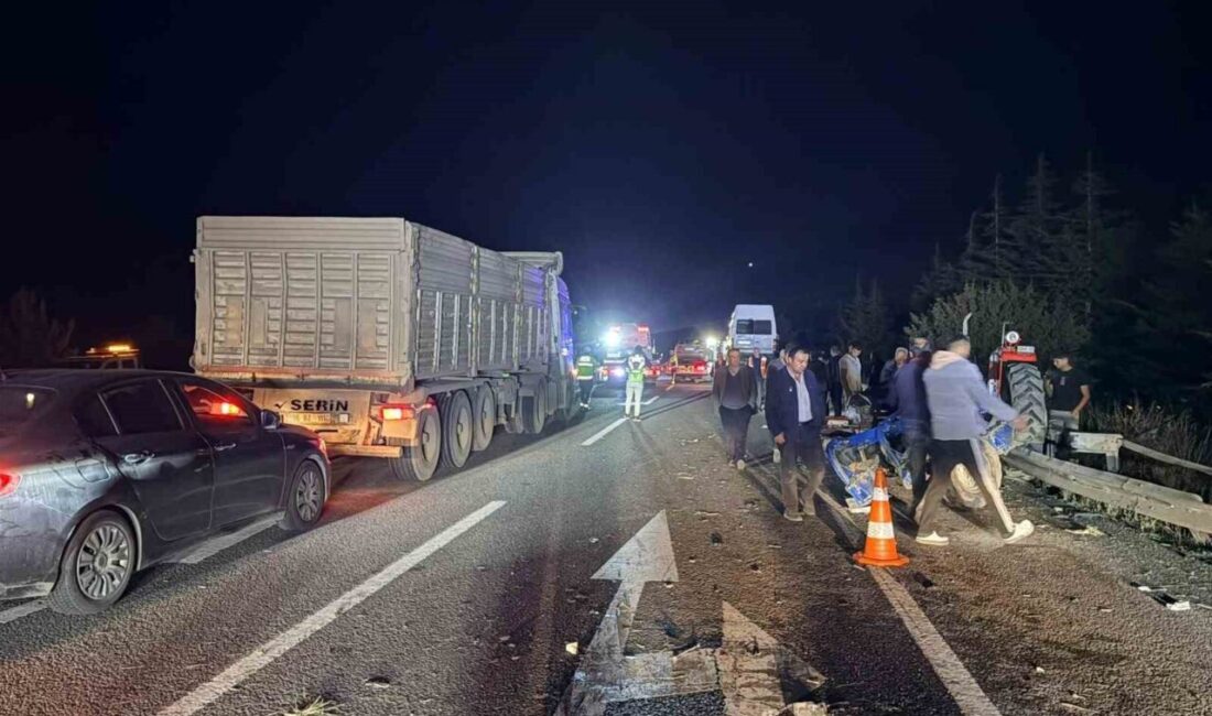 Kütahya’da meydana gelen zincirleme trafik kazasında bir traktör, bir minibüs