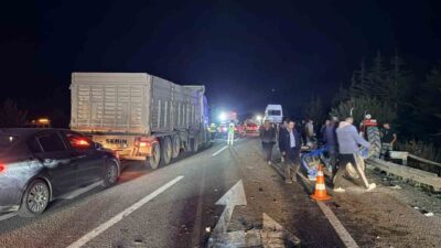 Kütahya’da meydana gelen zincirleme trafik kazasında bir traktör, bir minibüs