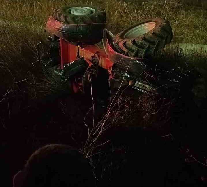 Çanakkale’nin Lapseki ilçesinde şarampole devrilen traktörün sürücüsü yaşamını yitirdi. Kaza,