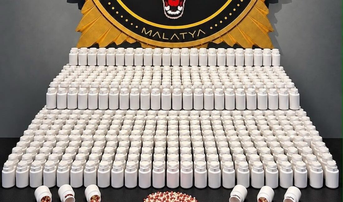 Malatya’da polis ekipleri tarafından gerçekleştirilen operasyonda yakalanan 3 sokak satıcısı