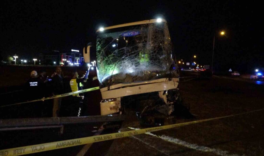 Malatya’nın Yeşilyurt ilçesinde meydana gelen trafik kazasında otobüs ile hafif