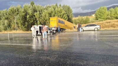 Malatya’nın Doğanşehir ilçesinde otomobil ile tırın çarpışması sonucu meydana gelen