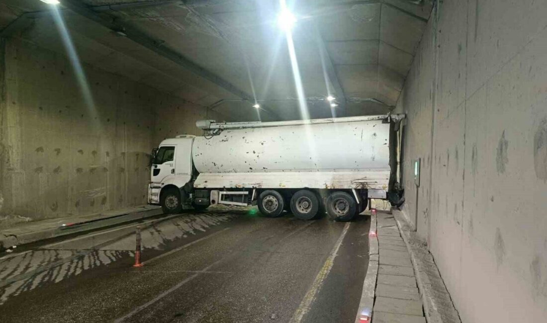 Erkenek Tüneli’nde meydana gelen trafik kazasında yağış nedeniyle kayganlaşan yol,