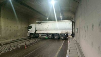 Erkenek Tüneli’nde meydana gelen trafik kazasında yağış nedeniyle kayganlaşan yol,