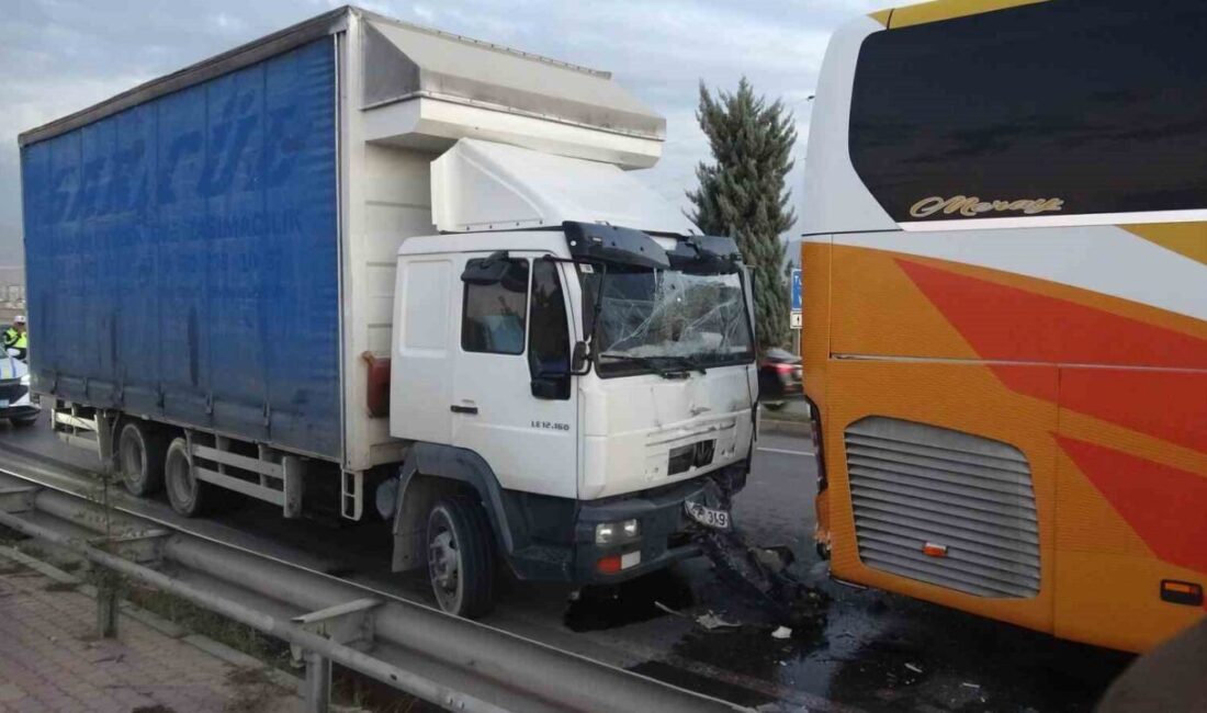 Malatya’da Beylerderesi Turgut Özal Viyadüğü’nde meydana gelen trafik kazasında, yolcu