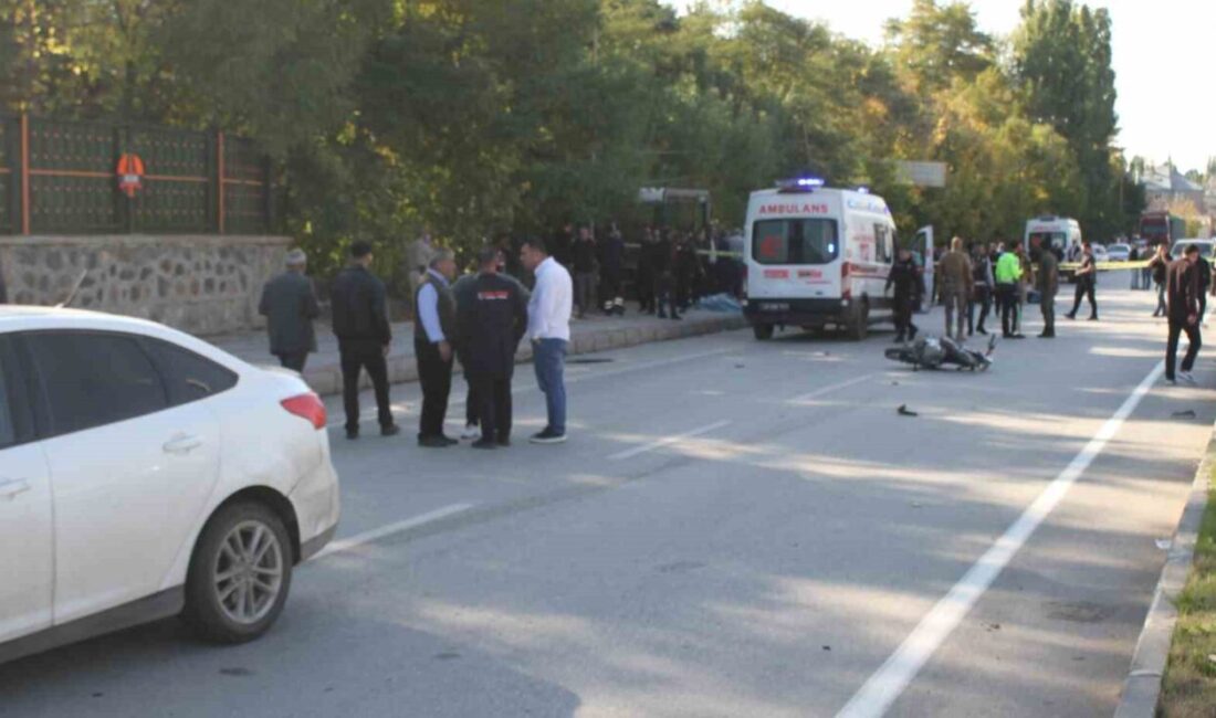 Muş’un Malazgirt ilçesinde meydana gelen trafik kazasında otomobil ile motosiklet