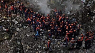 Maltepe’de 7 katlı bir binanın 3. katında çökme meydana geldi.