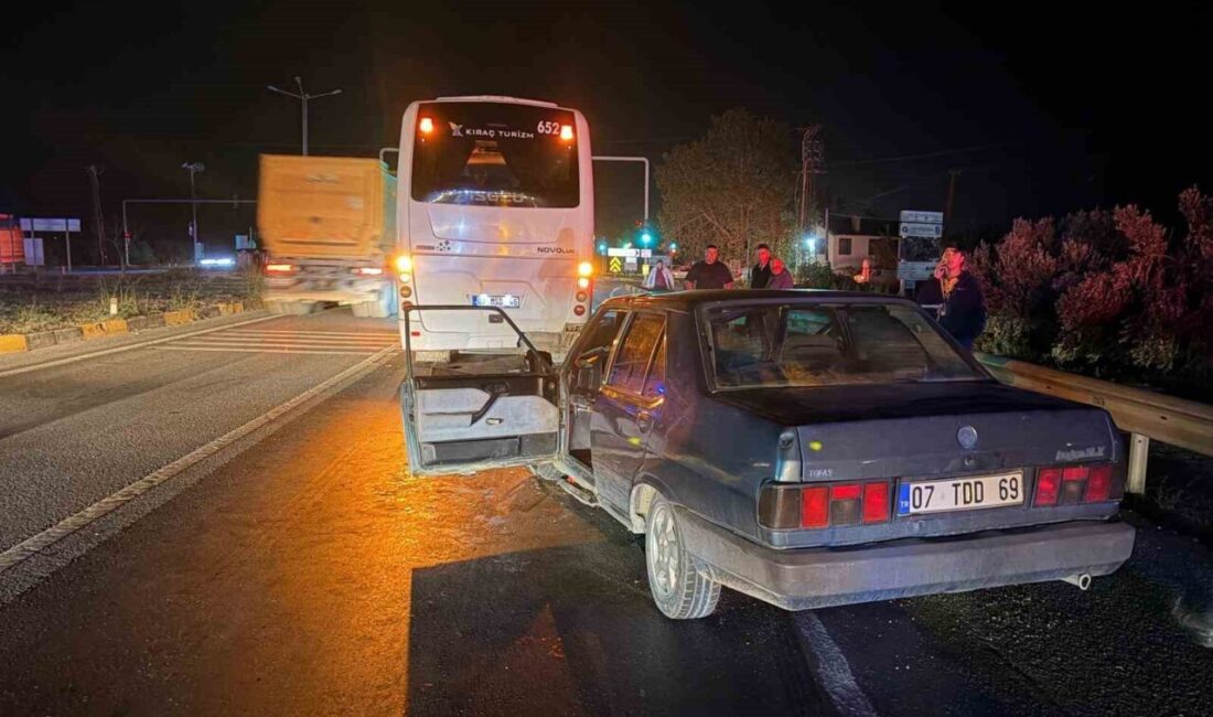 Manavgat ilçesinde bir otomobilin, kırmızı ışıkta bekleyen bir otobüse çarpması